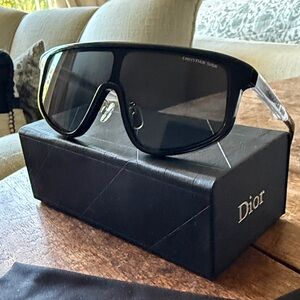 DiorTag M1U
Black Mask Sunglasses